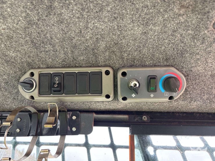 2008-bobcat-s250-image-29