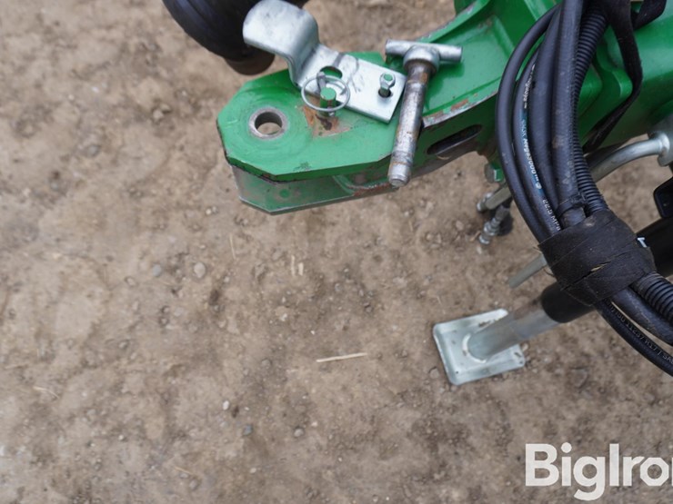 2024-john-deere-561m-image-9