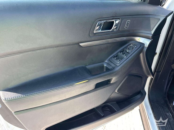 2016-ford-explorer-awd-suv-image-11