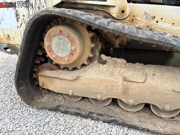 2016-bobcat-t740-image-14