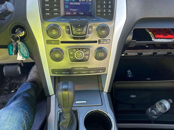 2013-ford-explorer-suv-image-17