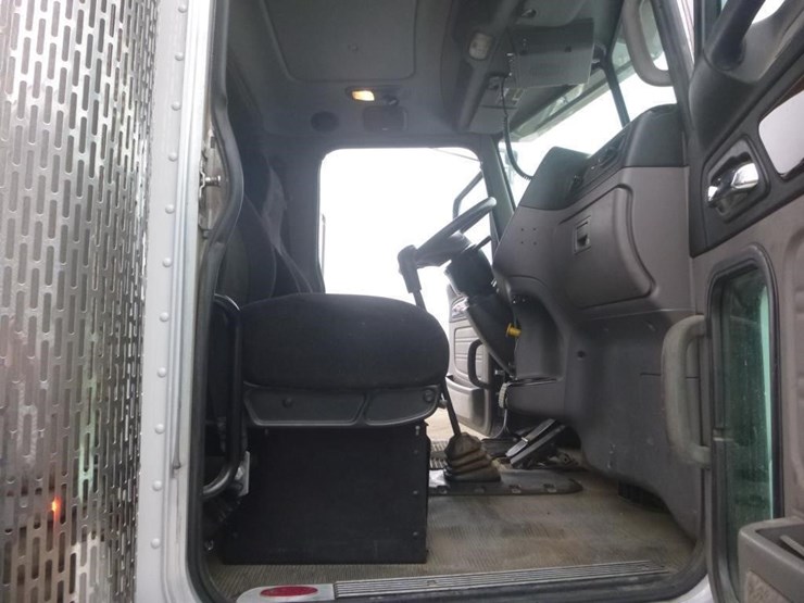 2014-peterbilt-367-image-14