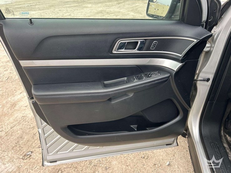 2016-ford-explorer-4wd-xlt-suv-image-14