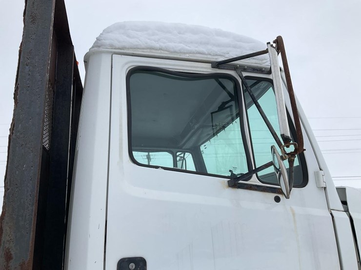 2000-freightliner-fl70-image-64