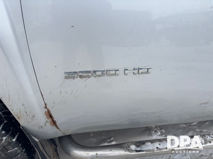 2011-chevrolet-3500hd-image-12