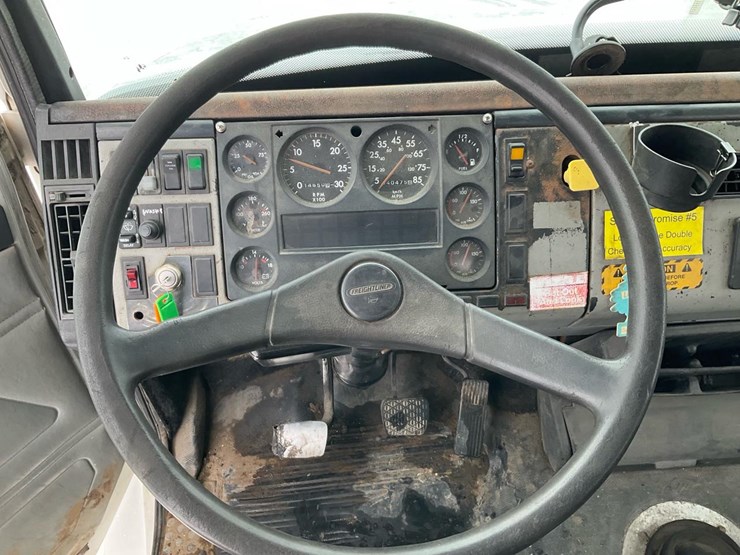2000-freightliner-fl70-image-90