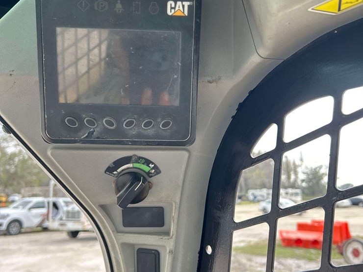 compact-track-loader-skid-steer-image-14