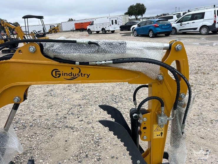 2025-cfg-industrial-qk18r-mini-excavator-image-12