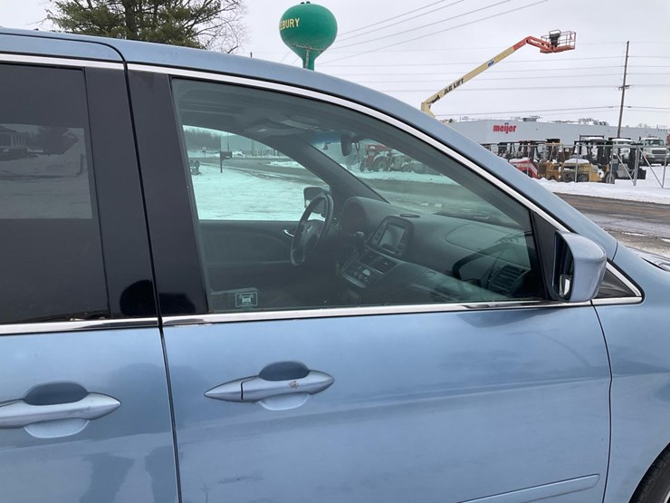 2010-honda-odyssey-touring-image-35