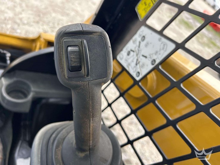 compact-track-loader-skid-steer-image-18