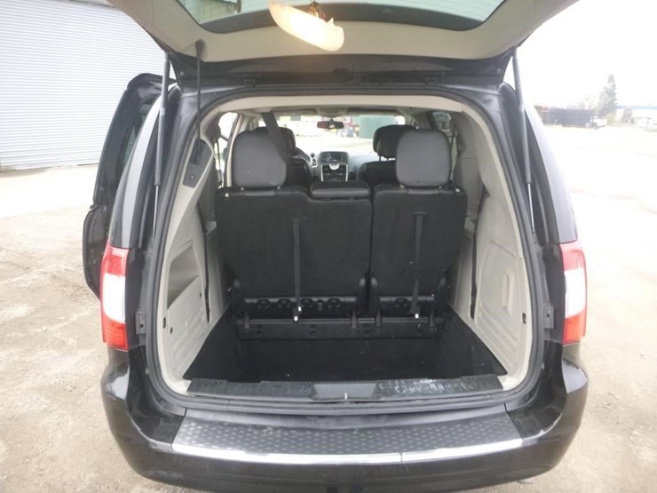 chrysler-town-&-country-image-9