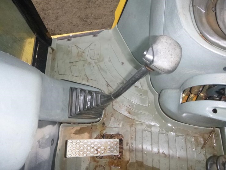 2005-caterpillar-420d-image-11