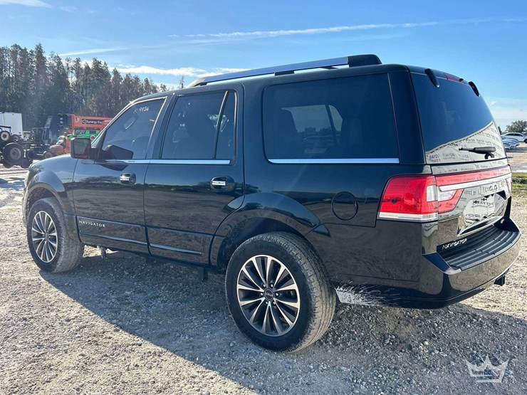 2016-lincoln-navigator-suv-image-4