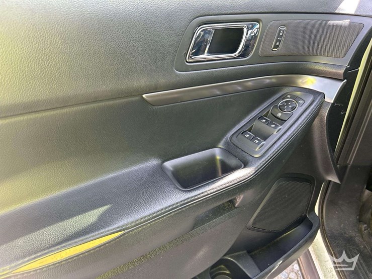 2016-ford-explorer-awd-suv-image-11