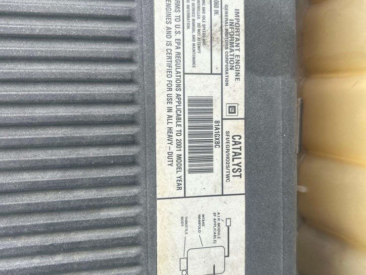 2001-chevrolet-suburban-suv-image-10