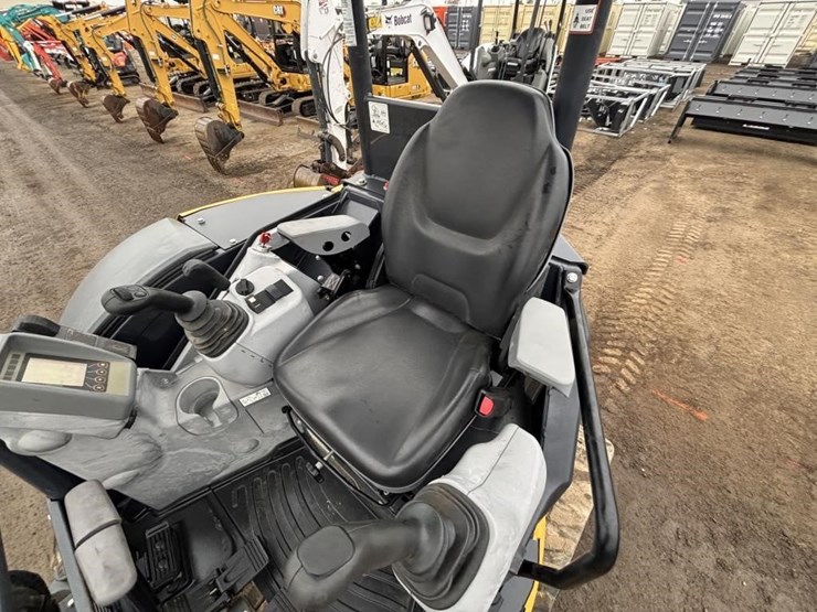 2022-deere-35g-image-27