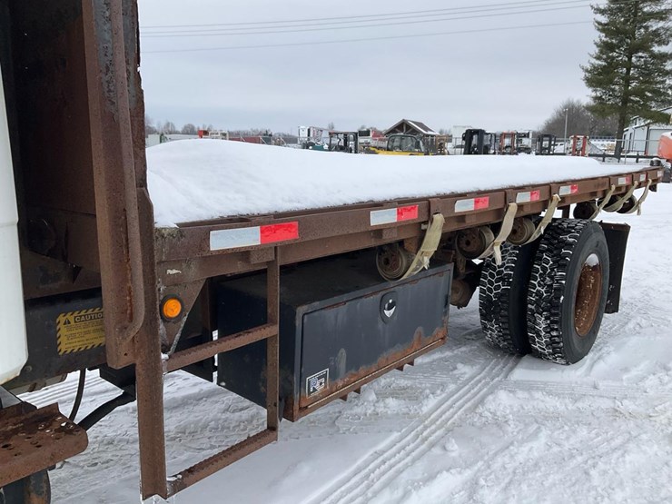 2000-freightliner-fl70-image-24