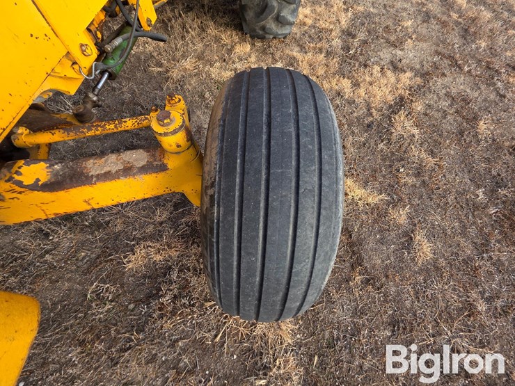 john-deere-380-image-16