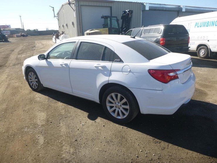 2013-chrysler-200-sedan-image-4