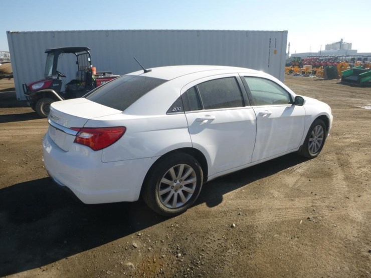 2013-chrysler-200-sedan-image-3