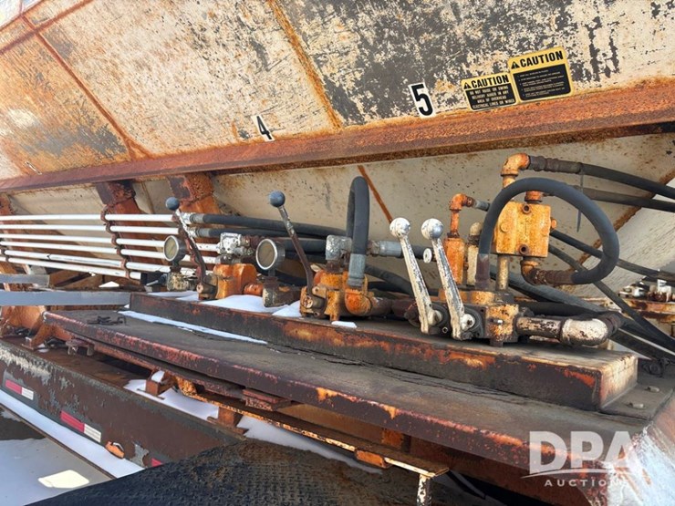 2007-neville-trailer-image-38