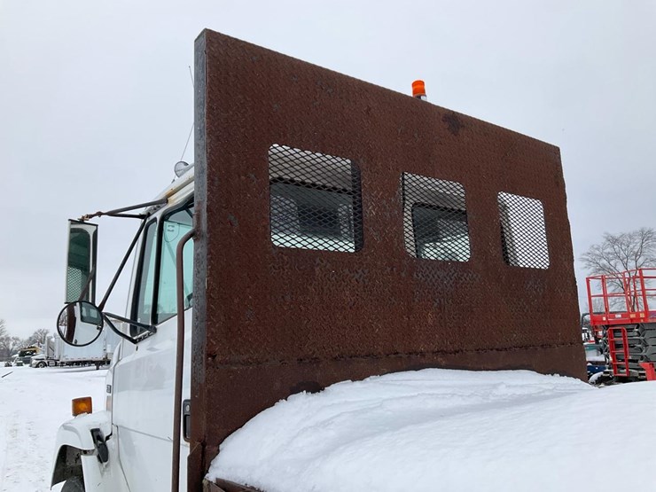 2000-freightliner-fl70-image-23