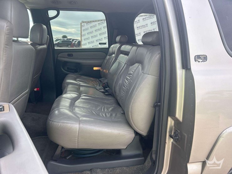 2001-chevrolet-suburban-suv-image-17