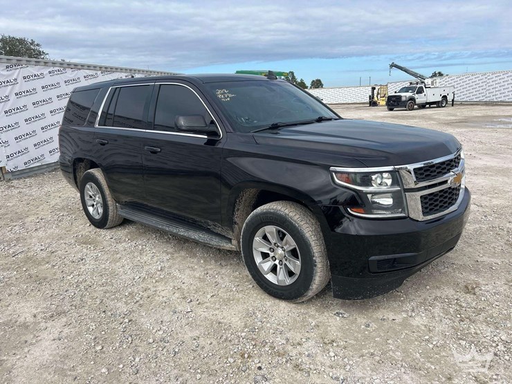 2019-chevrolet-tahoe-4x4-suv-image-2
