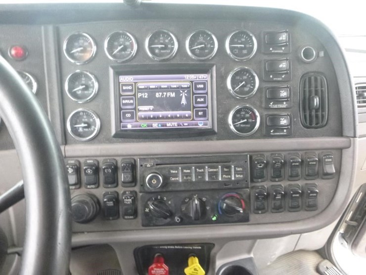 2014-peterbilt-367-image-19