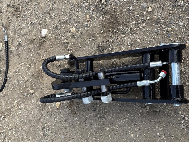 ir-mini-hydraulic-thumb-clamp-(1)-image-2