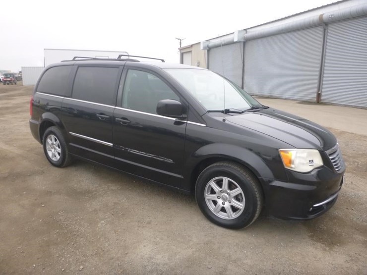 chrysler-town-&-country-image-2