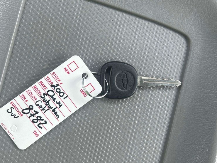 2001-chevrolet-suburban-suv-image-25