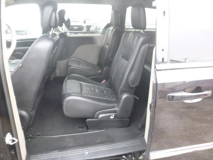 chrysler-town-&-country-image-6