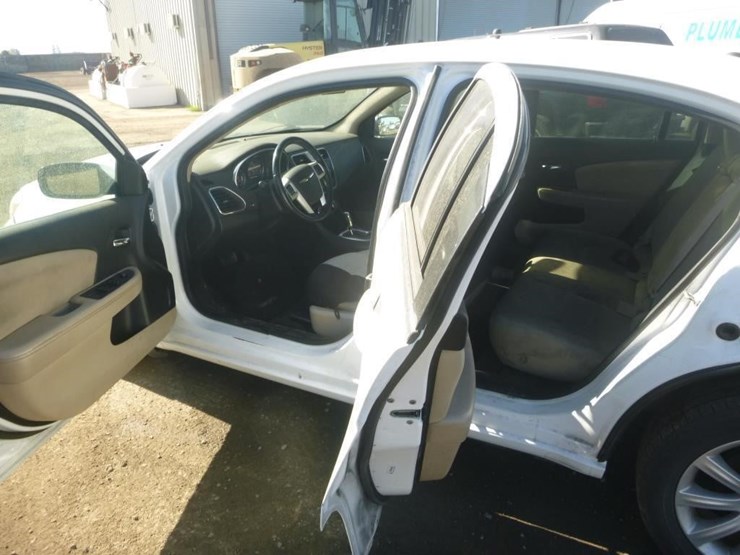 2013-chrysler-200-sedan-image-5