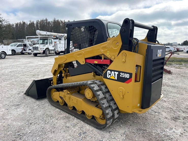 compact-track-loader-skid-steer-image-4