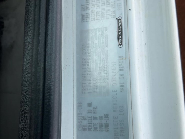 2000-freightliner-fl70-image-9