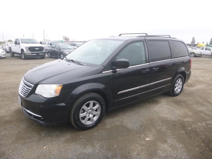 chrysler-town-&-country-image-1