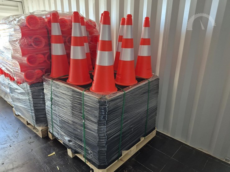 27-x-2025-landhero-road-cone-(5)-image-1