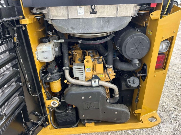 compact-track-loader-skid-steer-image-9