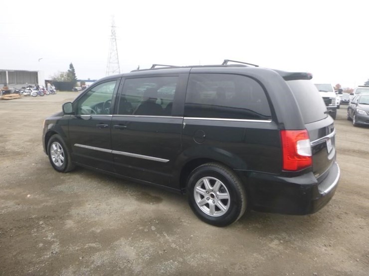 chrysler-town-&-country-image-4