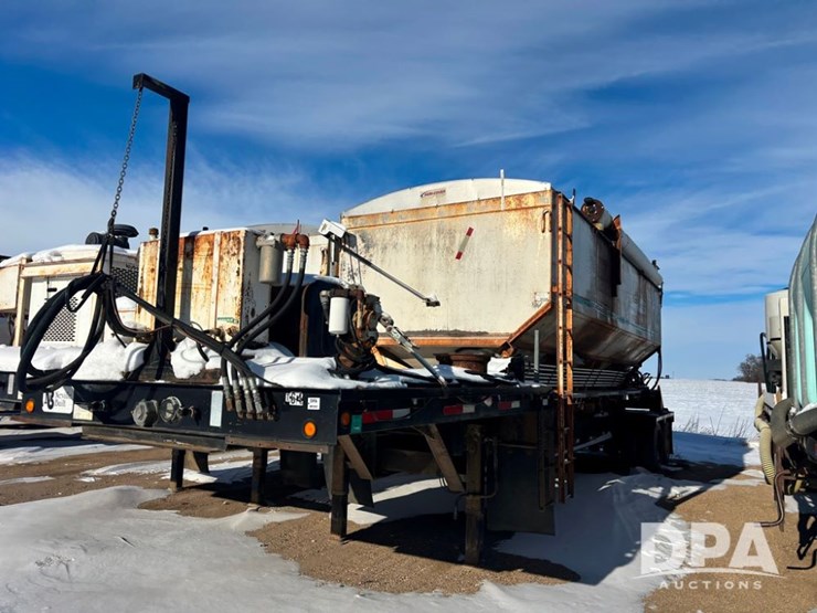 2007-neville-trailer-image-1