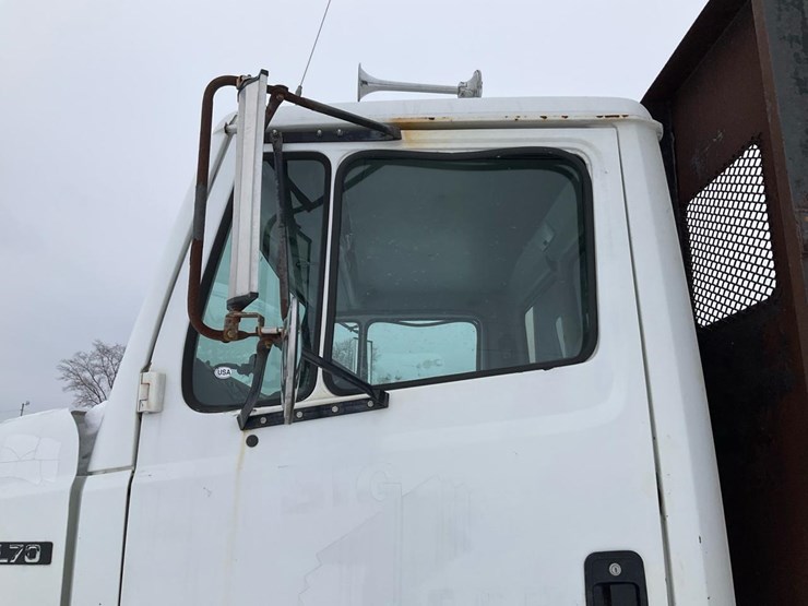 2000-freightliner-fl70-image-18