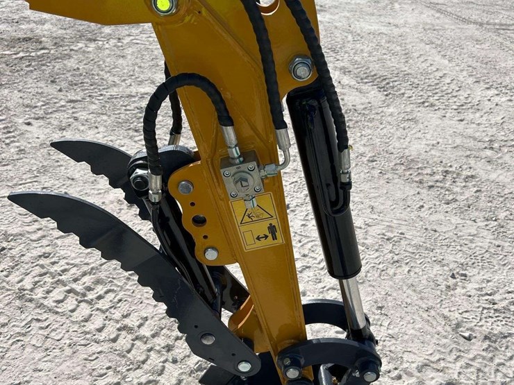 2025-cfg-industrial-qk18r-mini-excavator-image-13