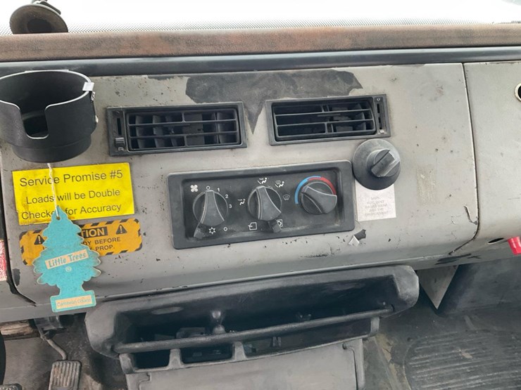 2000-freightliner-fl70-image-96