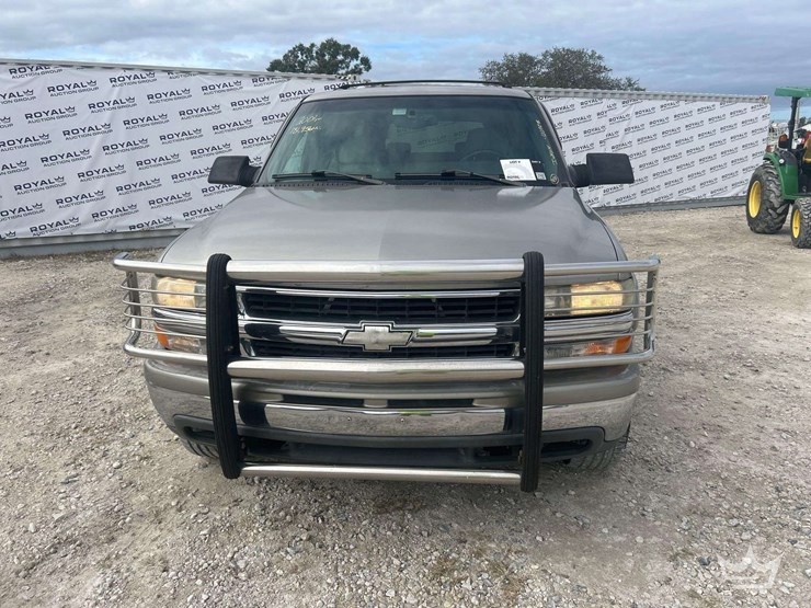 2001-chevrolet-suburban-suv-image-23