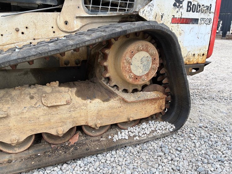 2016-bobcat-t740-image-17
