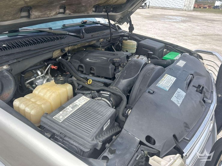 2001-chevrolet-suburban-suv-image-8