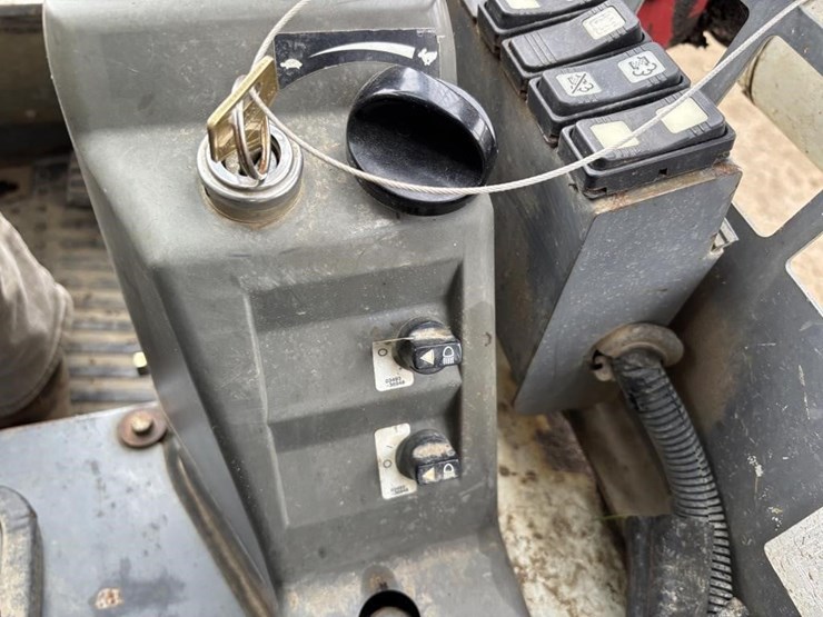 2016-takeuchi-tl8-image-26