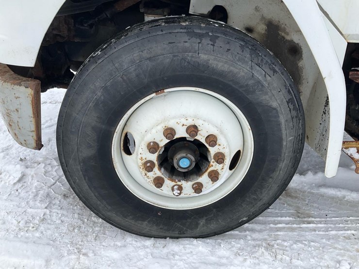 2000-freightliner-fl70-image-16