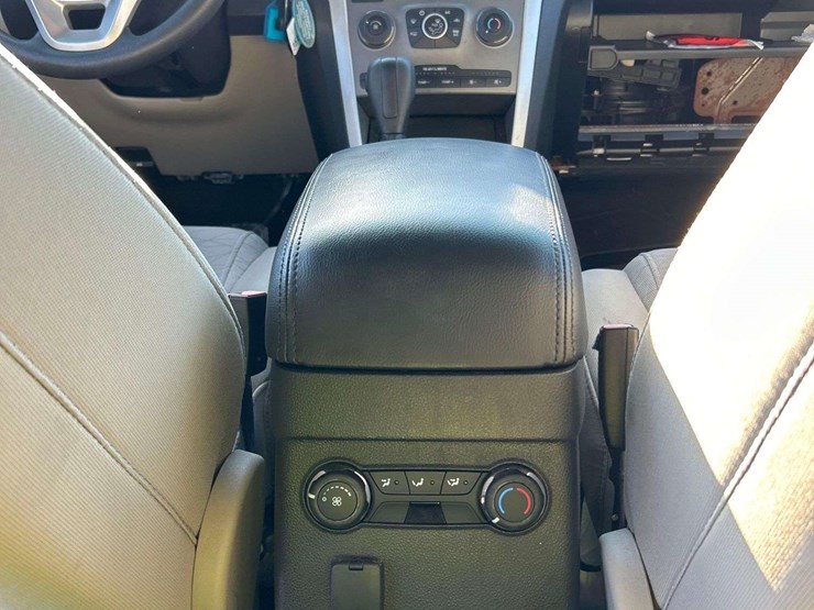 2013-ford-explorer-suv-image-21